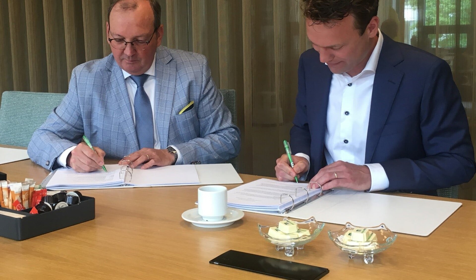 Ondertekening overeenkomst Bernhoven door wethouder Eric van den Bogaard en Michiel Wijnen van Zenzo Maatschappelijk Vastgoed.