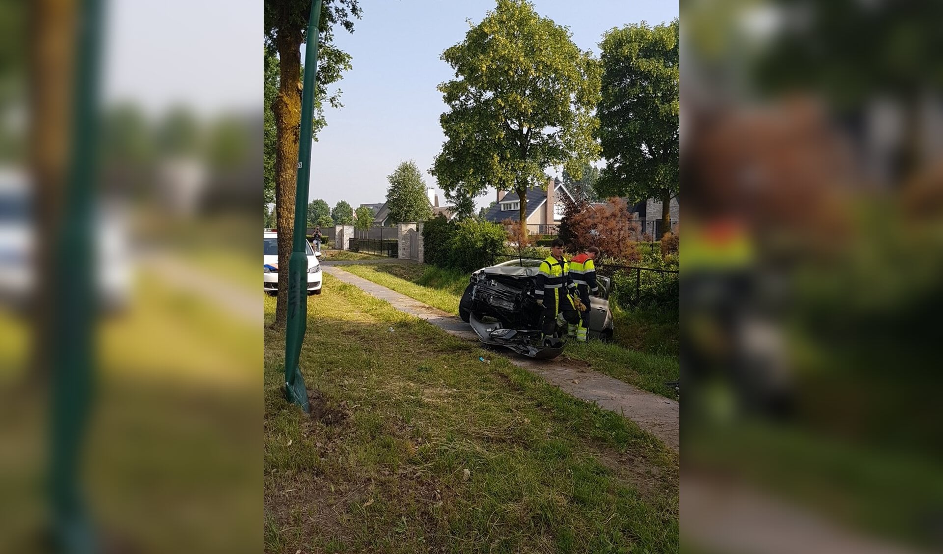 Automobilist onwel in Heesch en rijdt tegen lantaarnpaal. (Foto: wijkagenten Oss-Zuid)