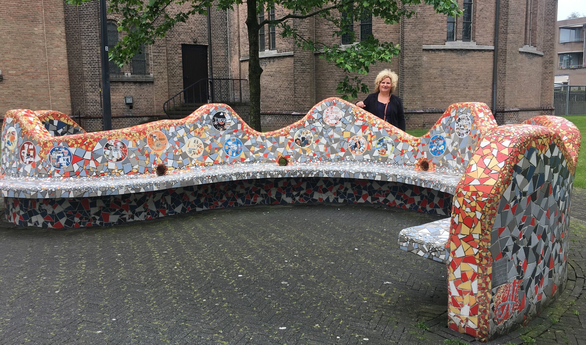 De boom wordt geplant bij de verhalenbank bij de St. Petruskerk.