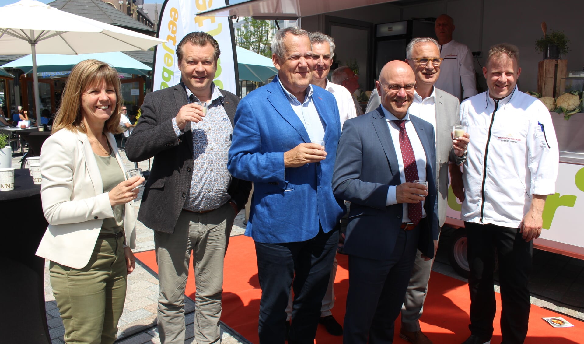 Burgemeester Van Rooij en wethouders kwamen een kijkje nemen bij de EetJeBeter-foodtruck op De Markt in Veghel. 