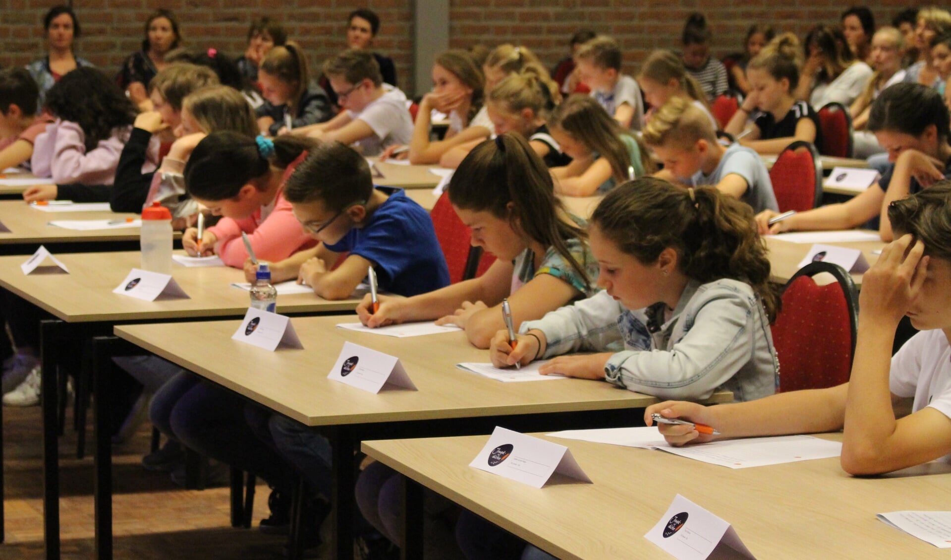 64 basisschoolleerlingen uit de regio deden mee aan het Jeugddictee. 