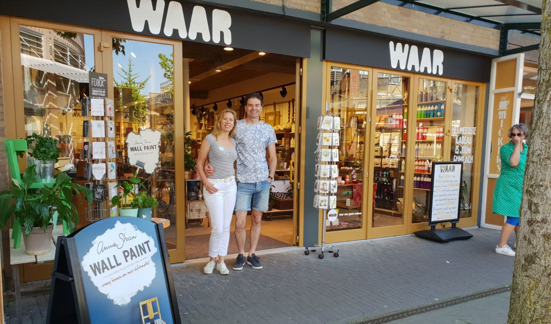 Karen en Atto voor hun winkel