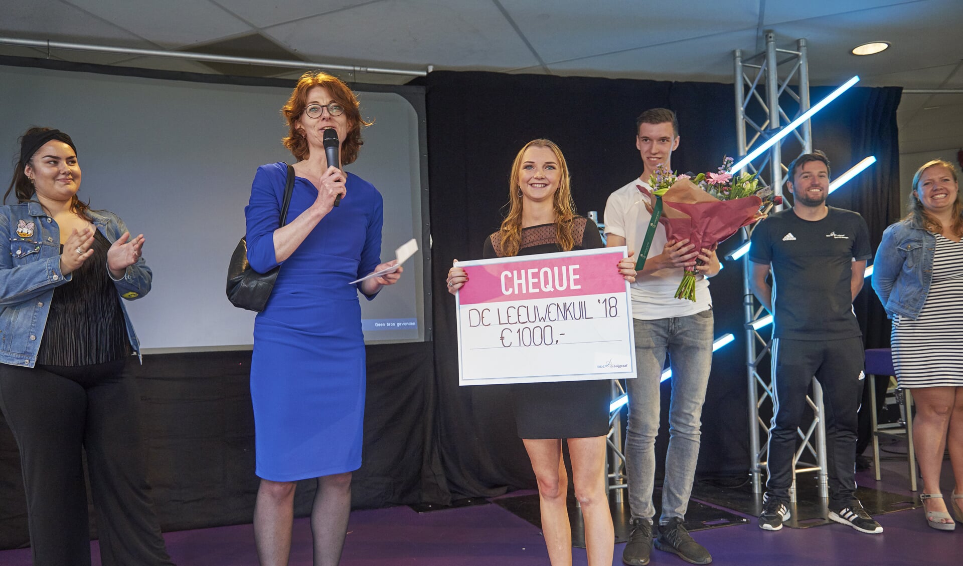 De winnaar Elles van Asseldonk. Links op de foto staat juryvoorzitter Karin Visser, tevens lid van het College van Bestuur van De Leijgraaf. 
