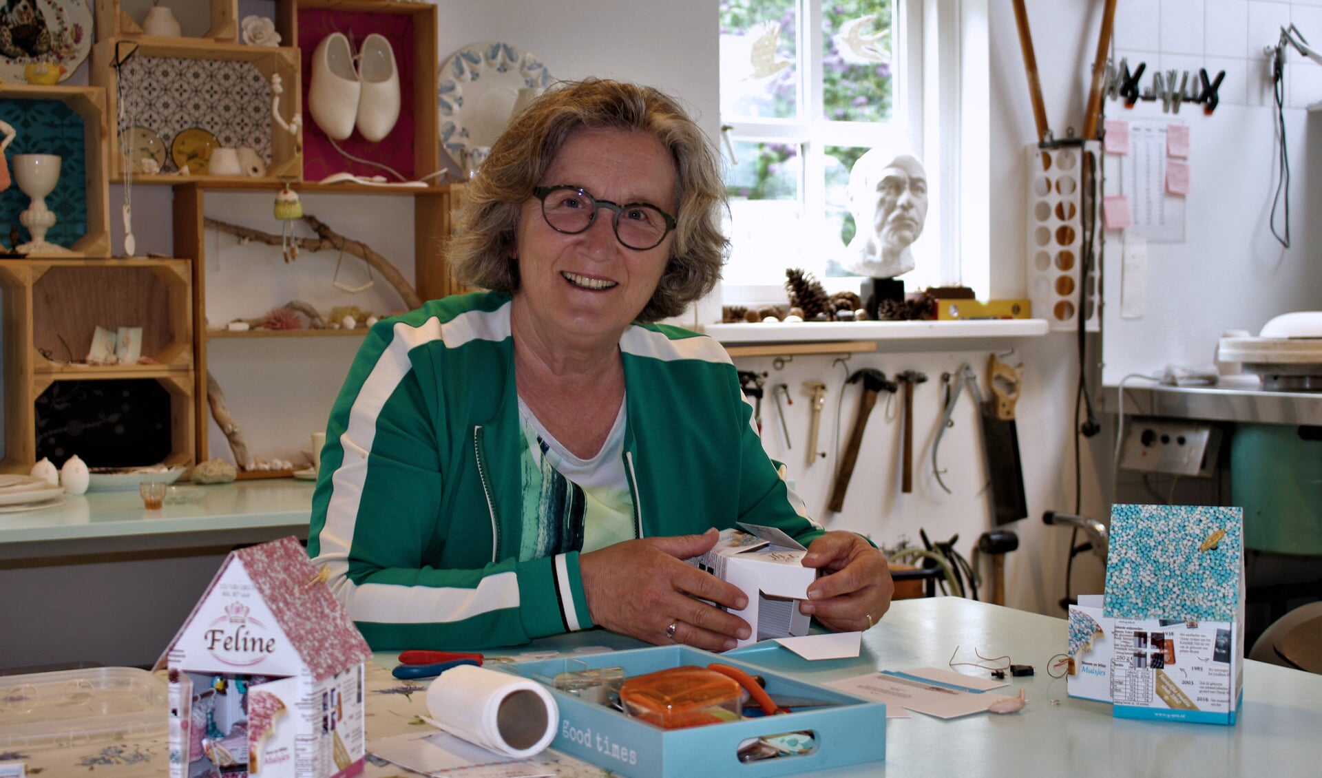 Gerda Arts is bezig met haar Muizenhuisjes. (foto: Aileen van Tilburg)