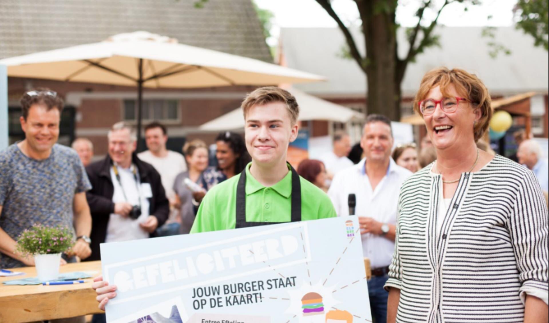 Stijn Scholten wint met veganistische  notenburger het project 'Wereldburger'.