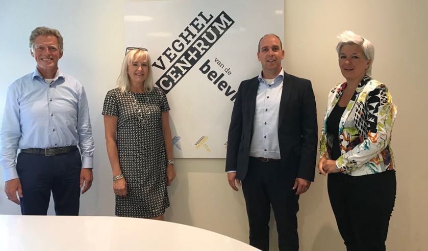 Johan Nagtzaam (voorzitter Centrummanagement Veghel), Esther Leijten, Dirk Lammers en Natasja de Groot (interim-voorzitter Ondernemersvereniging Veghel Centrum)