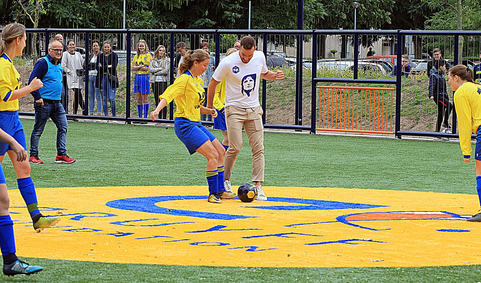 Vincent Janssen tijdens de opening van het tweede Cruyff Court in Oss.