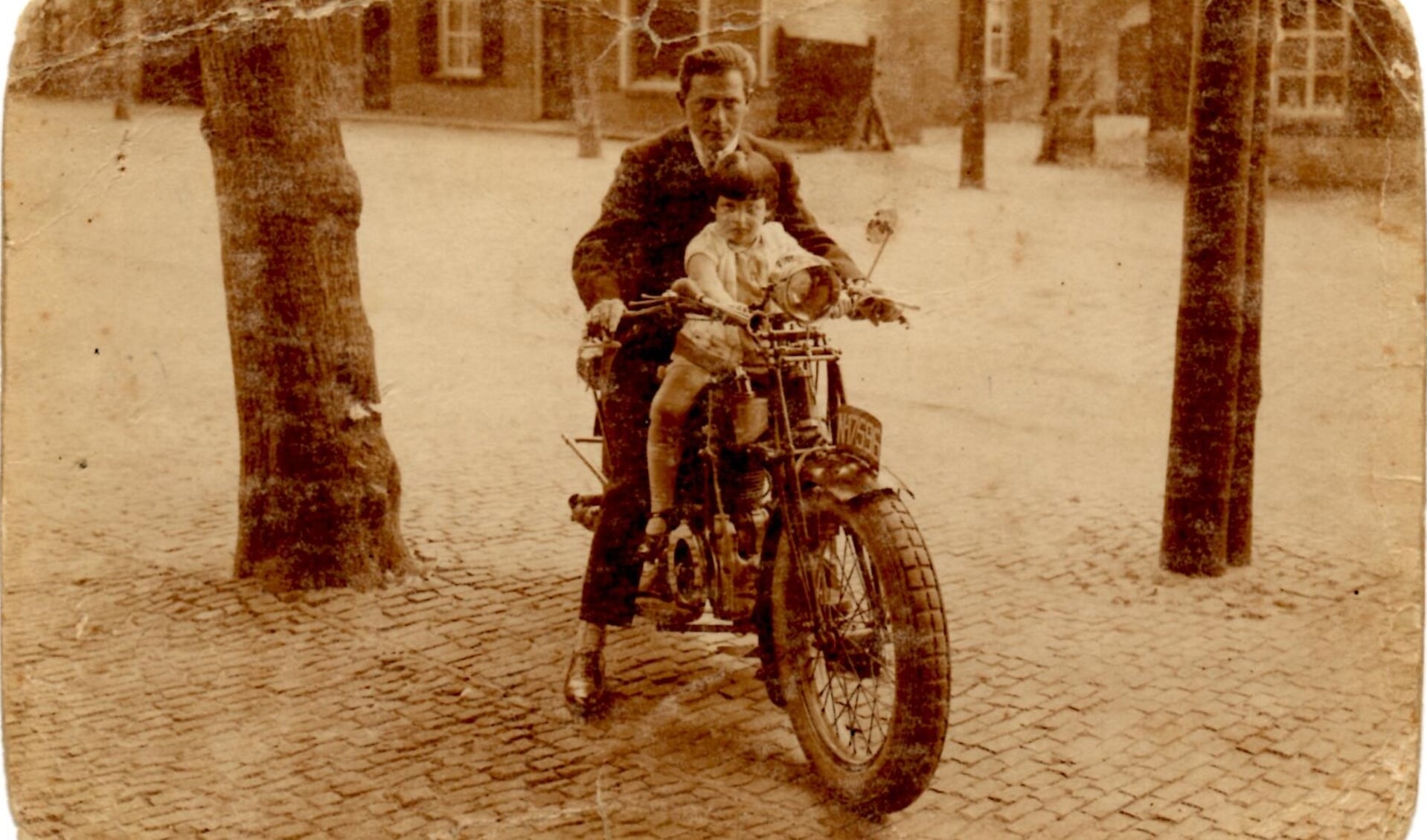 David van Zwanenbergh met zijn dochtertje Betty, rond 1928 in de Marktstraat in Uden