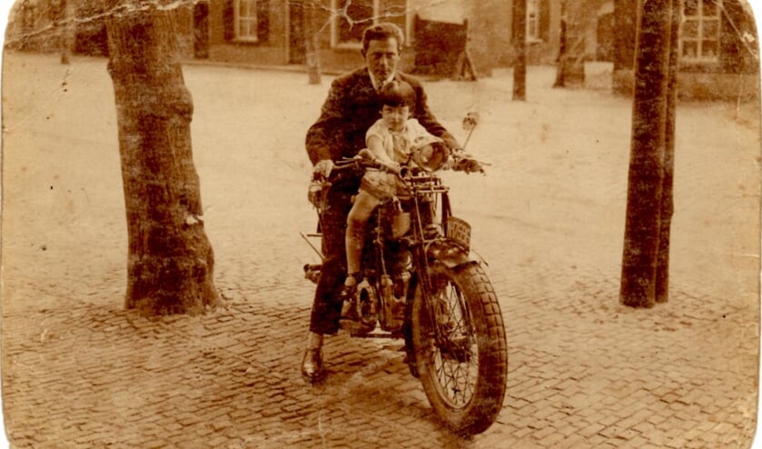 David van Zwanenbergh met zijn dochtertje Betty, rond 1928 in de Marktstraat in Uden
