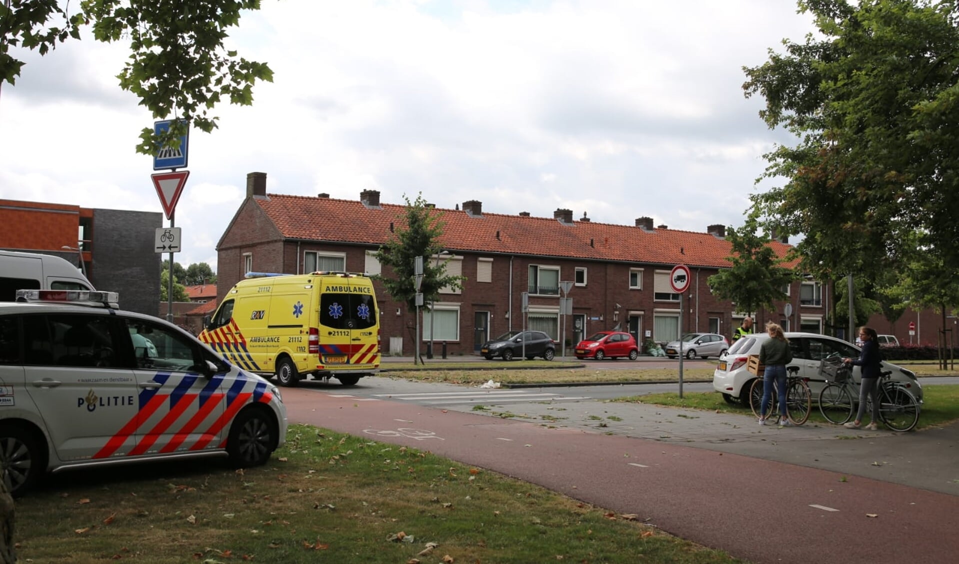 Fietsster gewond bij ongeval op Vijversingel in Oss. (Foto: Maickel Keijzers / Hendriks MultiMedia)