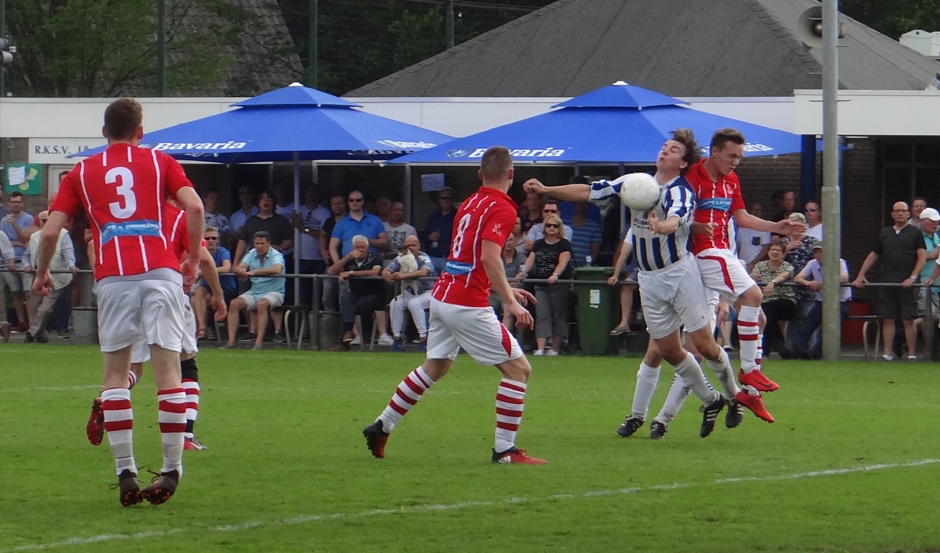 Het moment van de penalty. (Foto: Sjaak Pijnenburg)