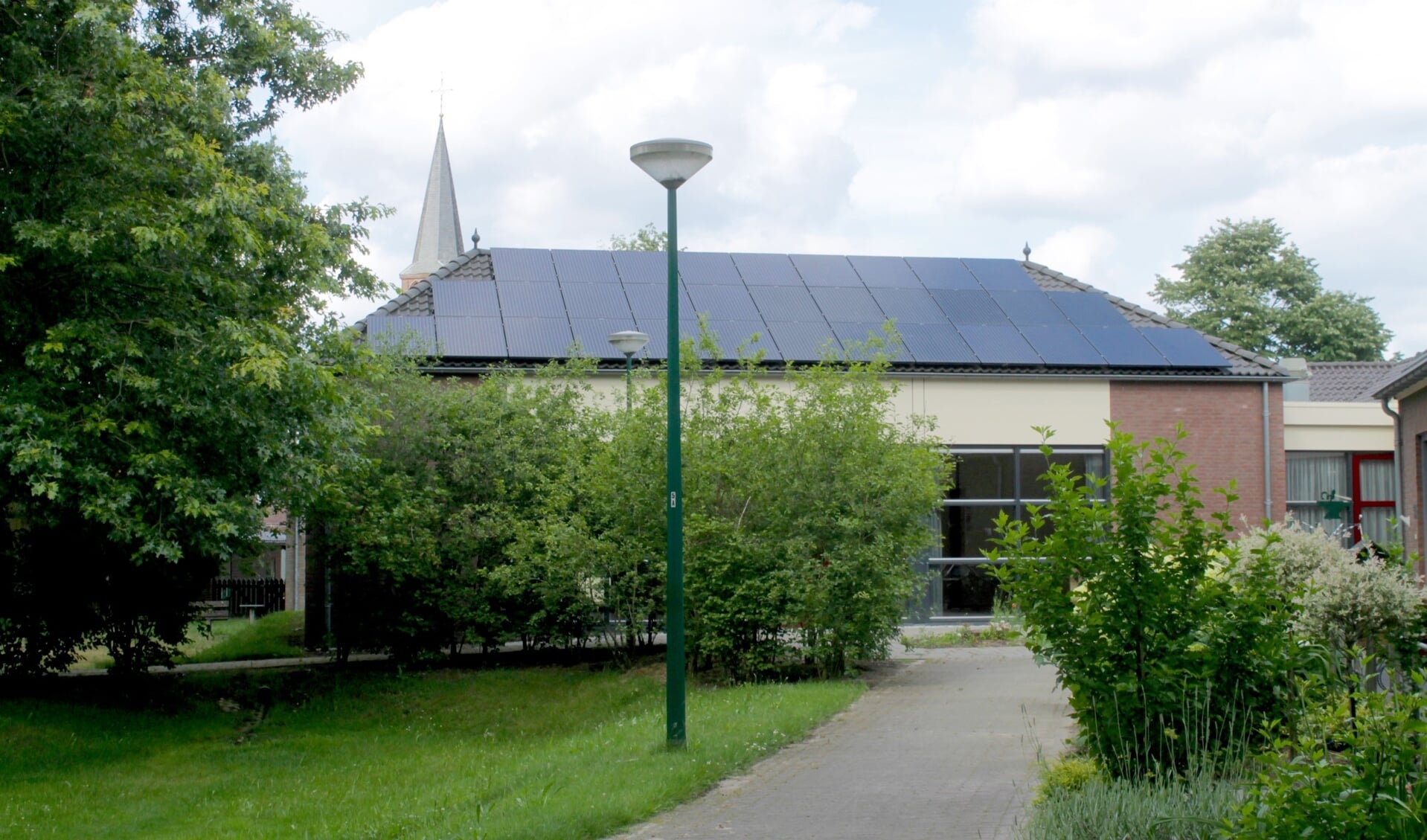 Zonnepanelen op het dorpshuis in Ledeacker. Alle geschikte daken volleggen met zonnepanelen is bij lange na niet voldoende om als gemeente energieneutraal te worden. (tekst en foto: Kees de Bruijn)