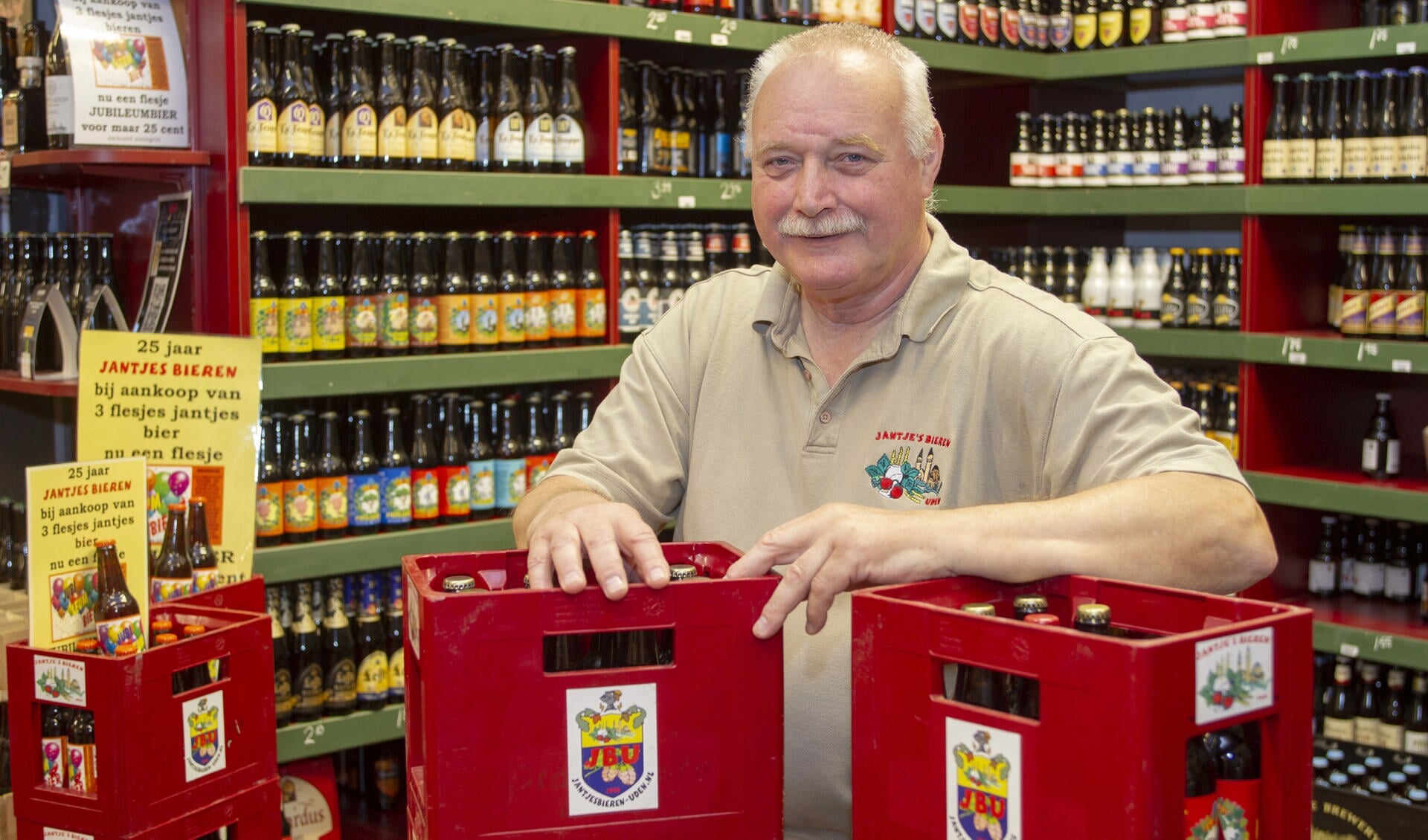 Jan Martens bij zijn biertjes (foto: Ad van de Graaf)