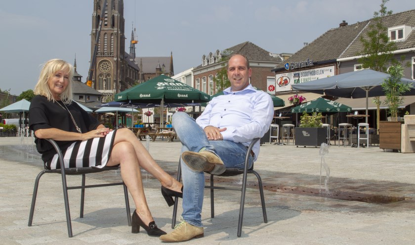 Esther en Dirk op de Markt in Veghel, vanaf 1 juli vormen zij het centrummanagement (foto: Ad van de Graaf).