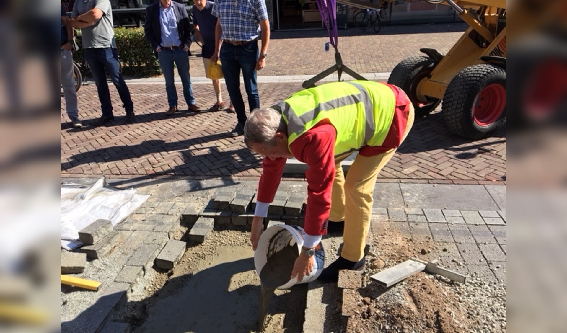 Wethouder van Meierijstad Harry van Rooijen maakte het bed van cement.