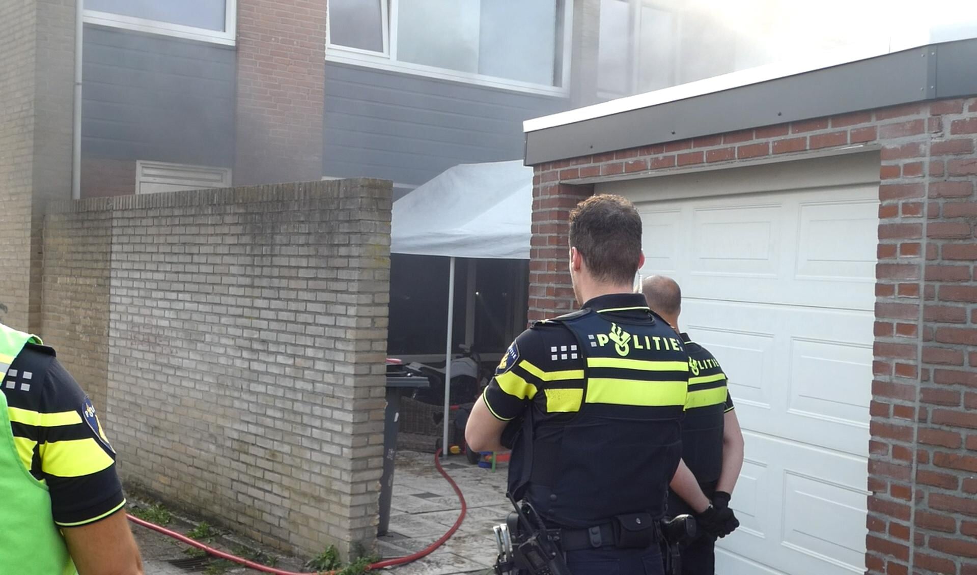Brandweer redt twee honden uit brandende woning Verdistraat.