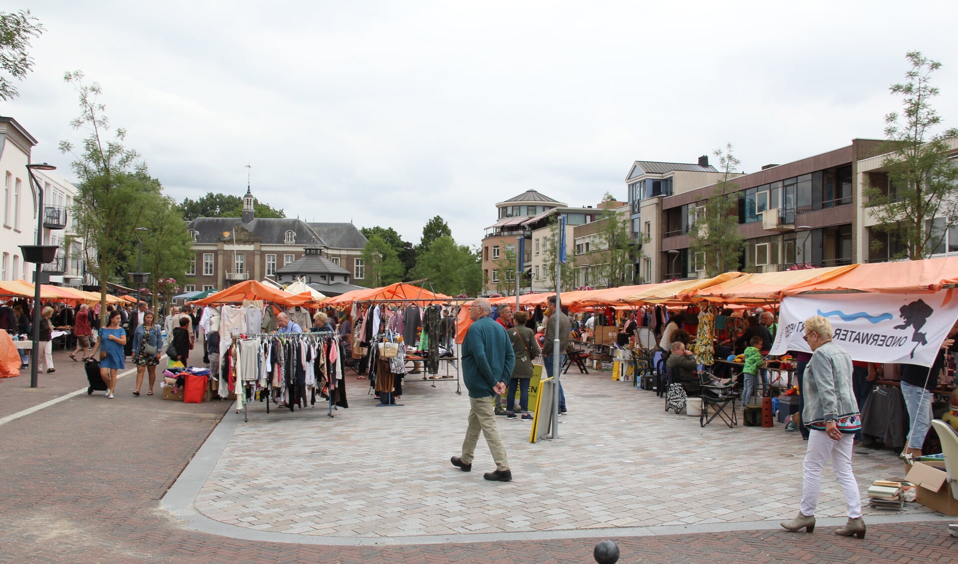 De nieuwe Markt was het decor voor de Vlooienmarkt.