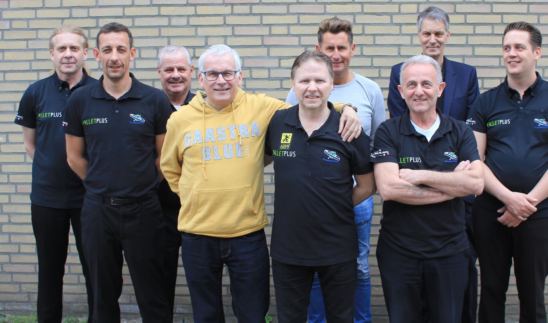 Het team van Aardexpress, Biljartcentrum Uden met op de voorgrond de vier spelers die afgelopen zondag Nederlands kampioen werden: Ronnie Lindemann, René Wijnen, Harrie vd Ven en Rudy de Laet