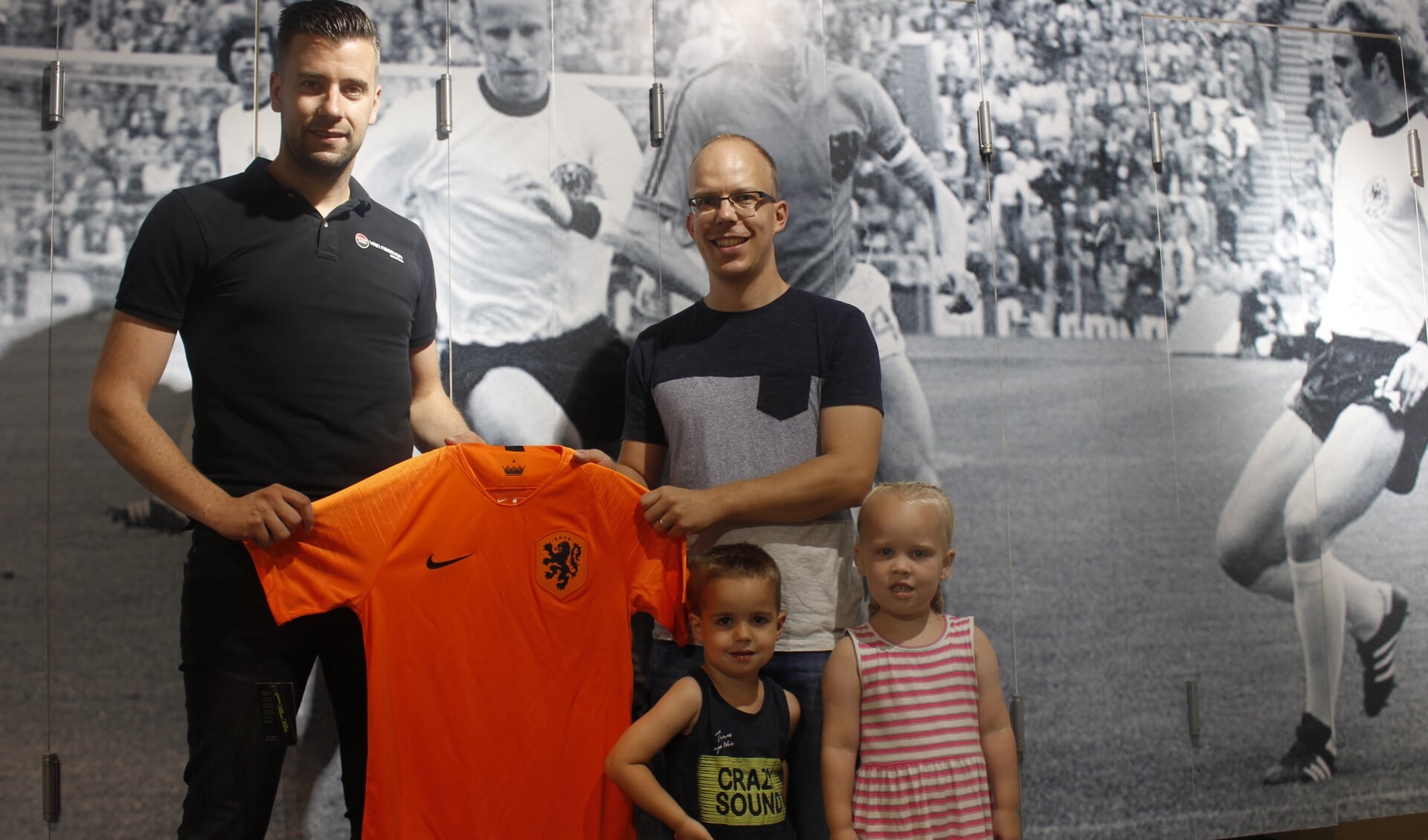 Uit handen van Dennis Janssen van Sport 2000 Van Neerven nam Ralf samen met zijn kinderen Stijn en Jinthe de prijs in ontvangst. 