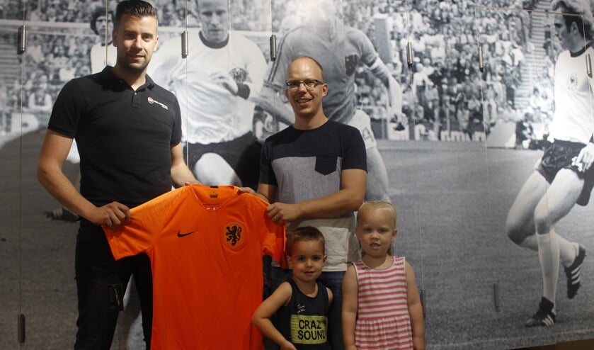 Uit handen van Dennis Janssen van Sport 2000 Van Neerven nam Ralf samen met zijn kinderen Stijn en Jinthe de prijs in ontvangst.