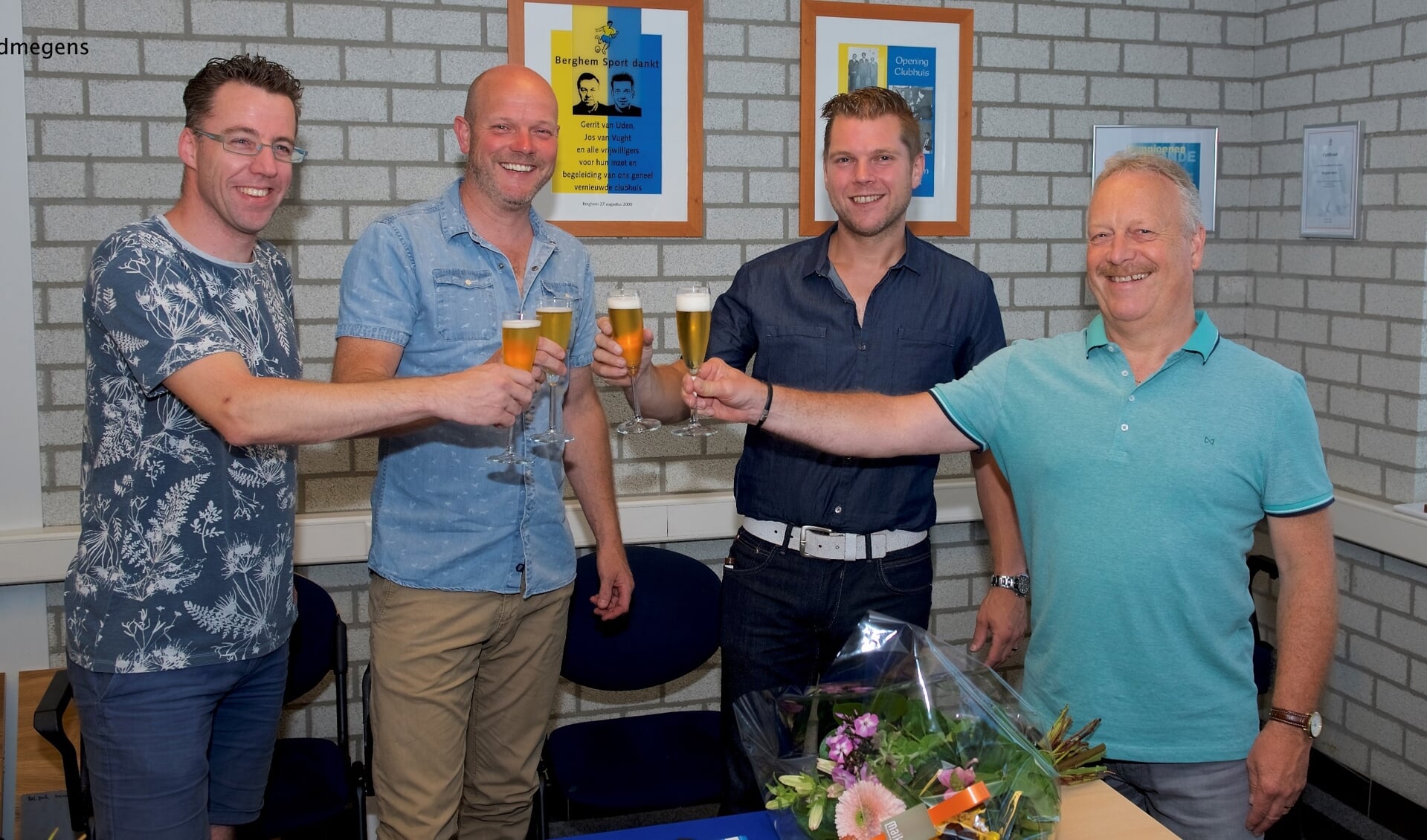 Berghem Sport heeft nieuwe hoofdsponsors. (vlnr) Peter Brands (sponsorcommissie), Erno van den Broek, Maik van Oort en voorzitter Gerard Broers.