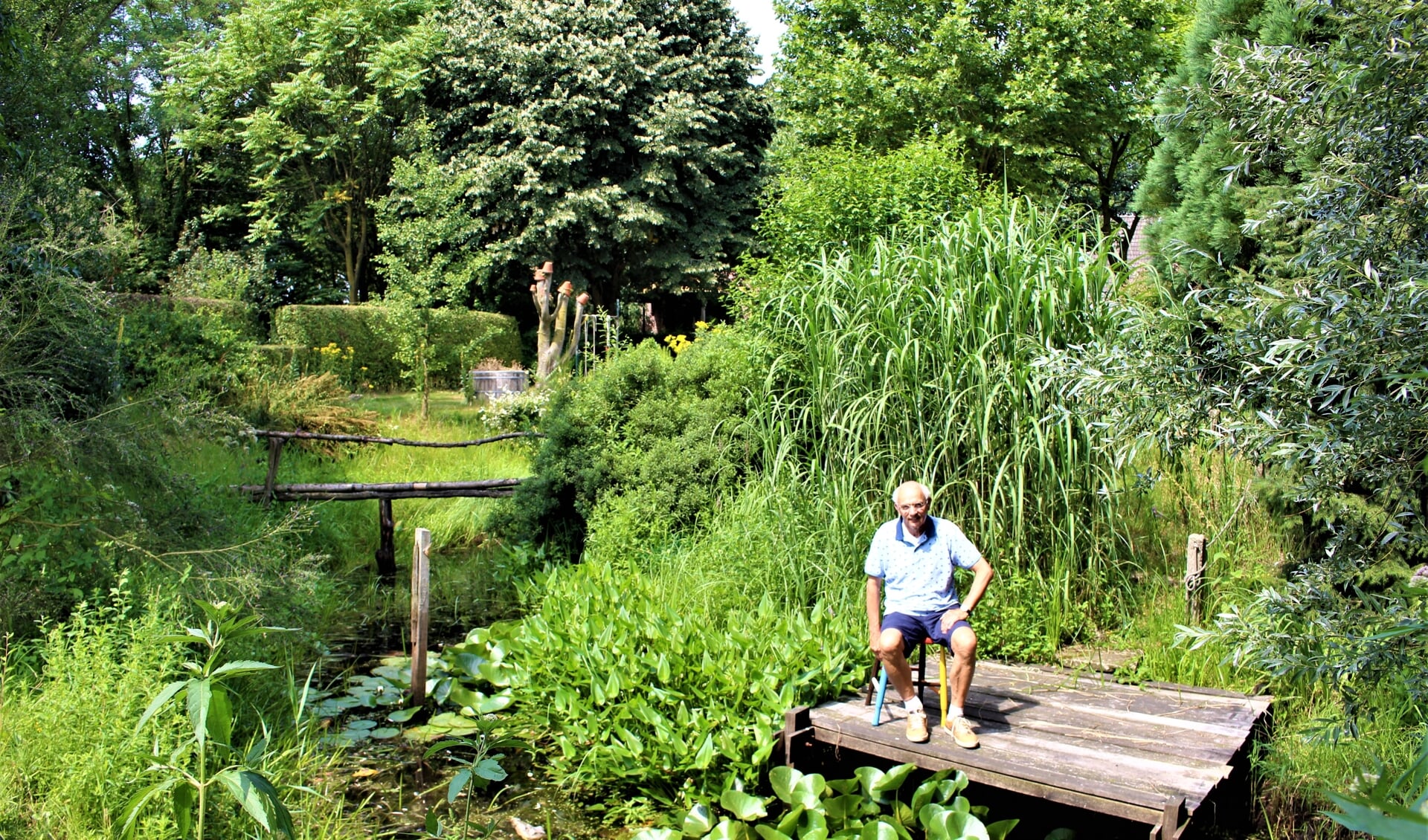 Noud Gosens in zijn natuurtuin. (foto: Aileen van Tilburg)
