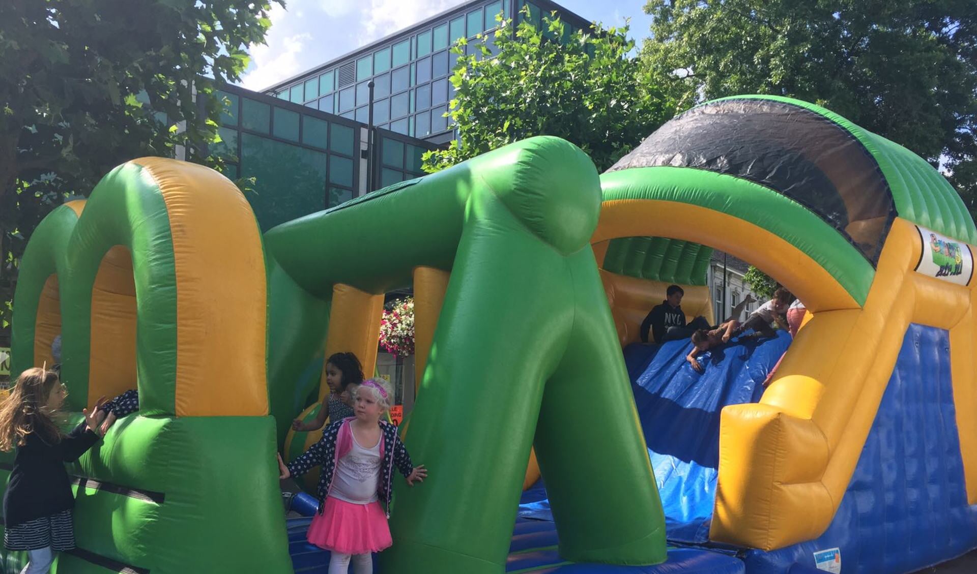 Springkussens in het Osse centrum.