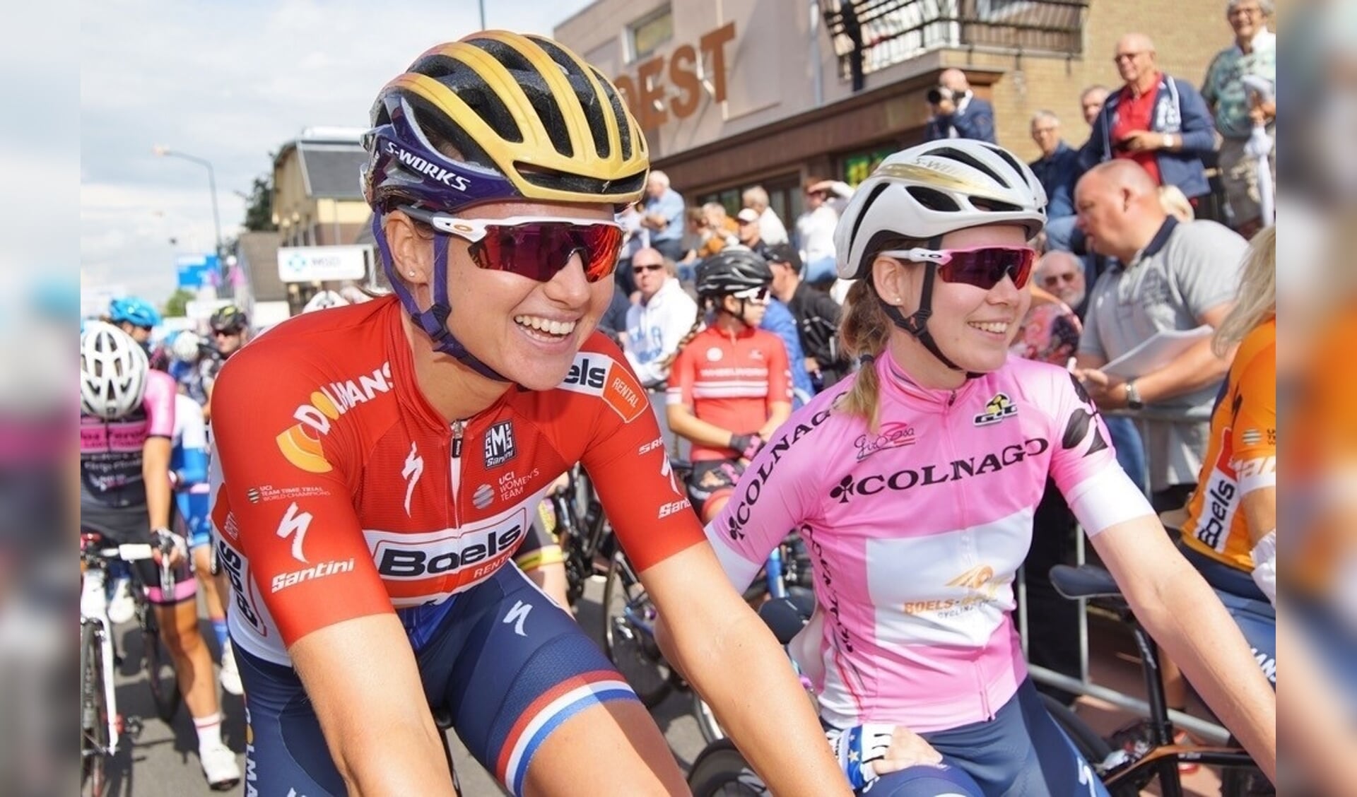 Chantal Blaak (links) en Anna van Breggen staan in 2017 in Boxmeer klaar voor de start. (foto: Daags na de Tour) 