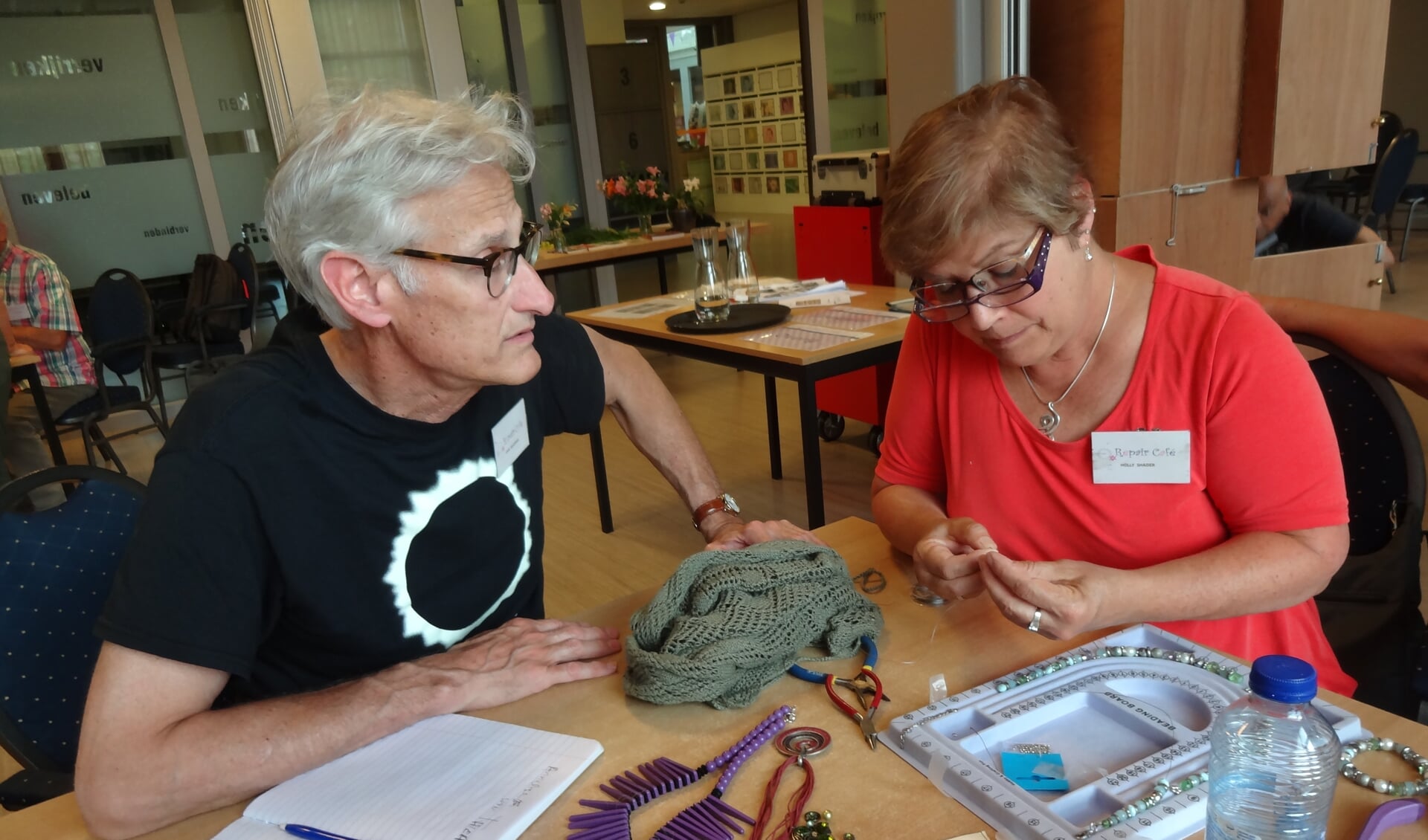 John Wackman en Holly Shader op bezoek in Repair Café Uden (foto: Ankh van Burk)