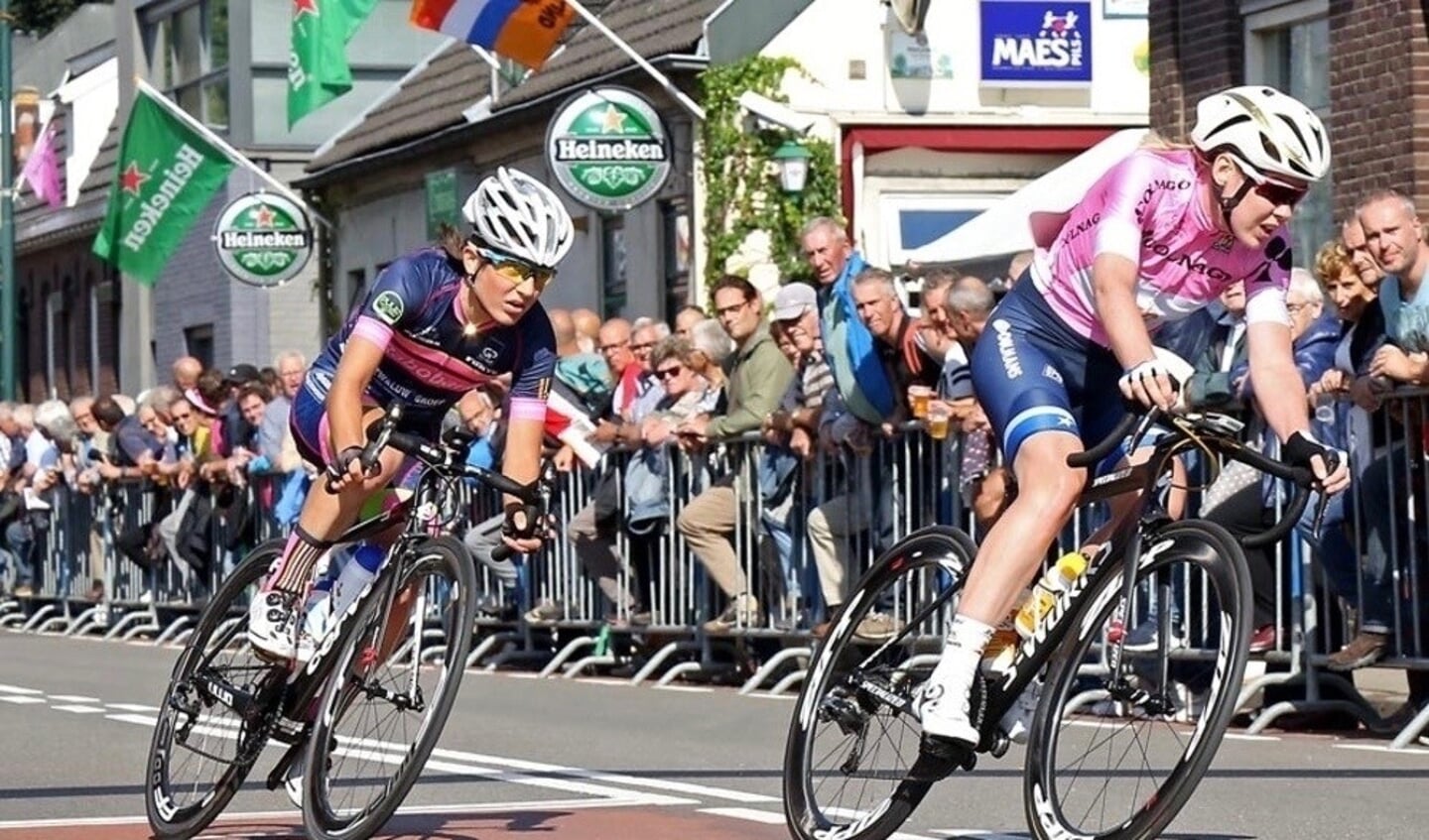 Anna van Breggen (rechts) voert in 2017 in haar roze trui van de Giro Rosa het veld aan tijdens Daags na de Tour in Boxmeer. (foto: Marcel Hakvoort)