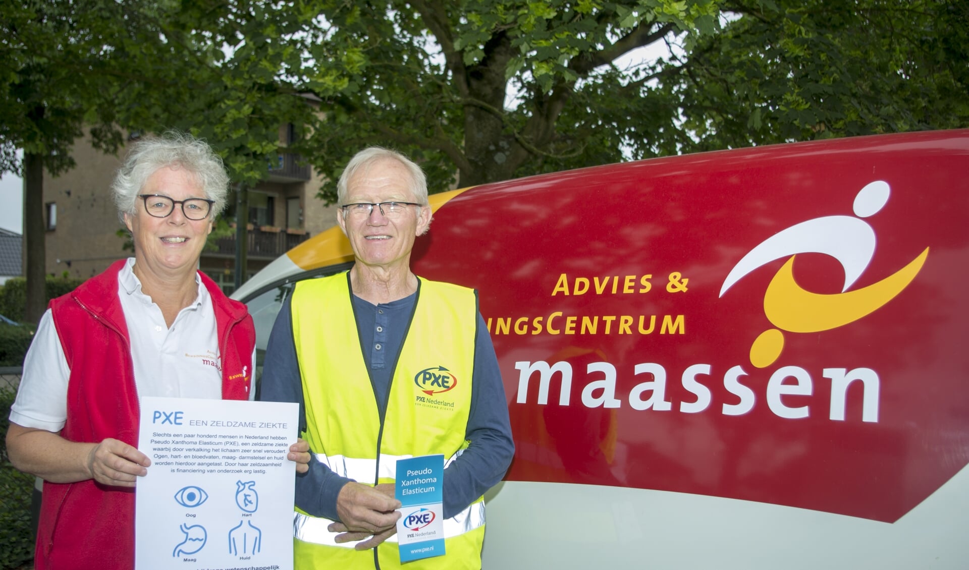 Lotje Maassen en Dirk Krul helpen Vierdaagselopers voor het goede doel. (foto: Paul van Doorn)