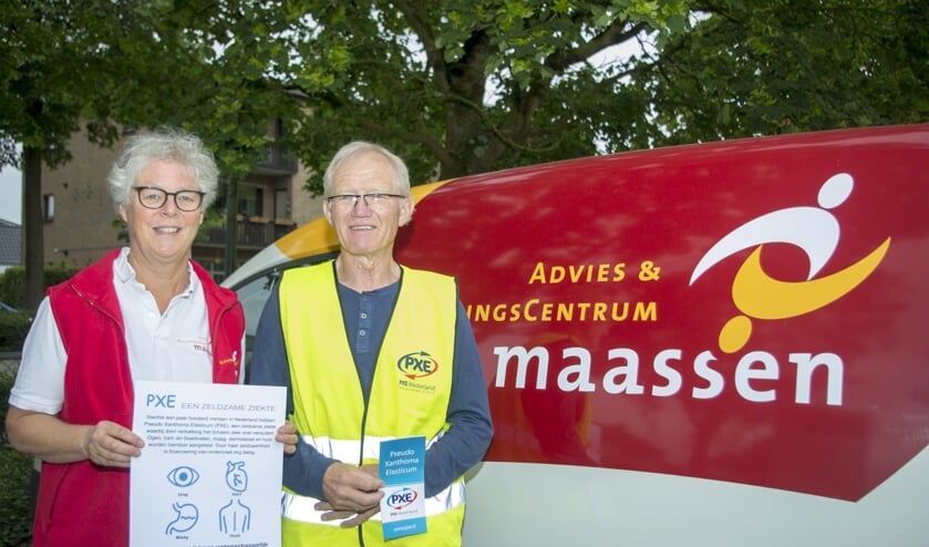 Lotje Maassen en Dirk Krul helpen Vierdaagselopers voor het goede doel. (foto: Paul van Doorn)