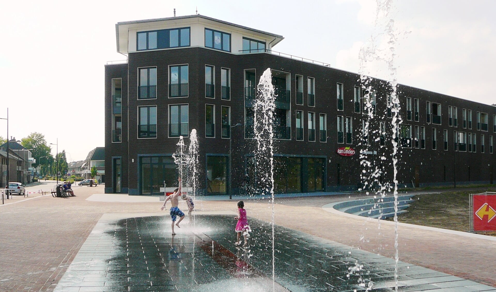 Kinderen kunnen veilig spelen in de fontein in Gennep. 