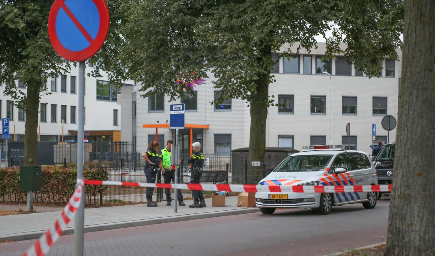 De politie doet onderzoek naar een explosie bij een horecapand aan de Berghemseweg ( Foto's : Maickel Keijzers / Hendriks Multimedia )