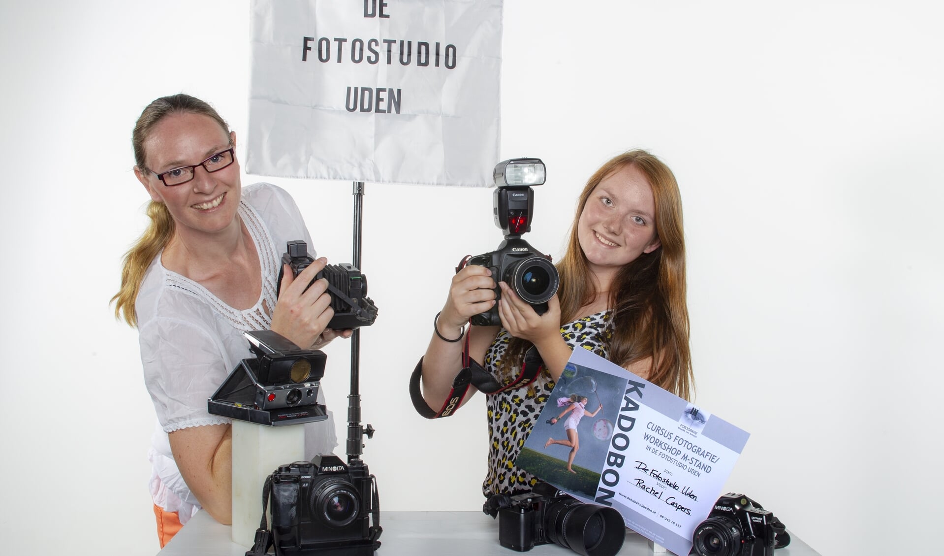Maaike van Schaijk van De Fotostudio Uden met Rachel Caspers die een cursus fotografie wint