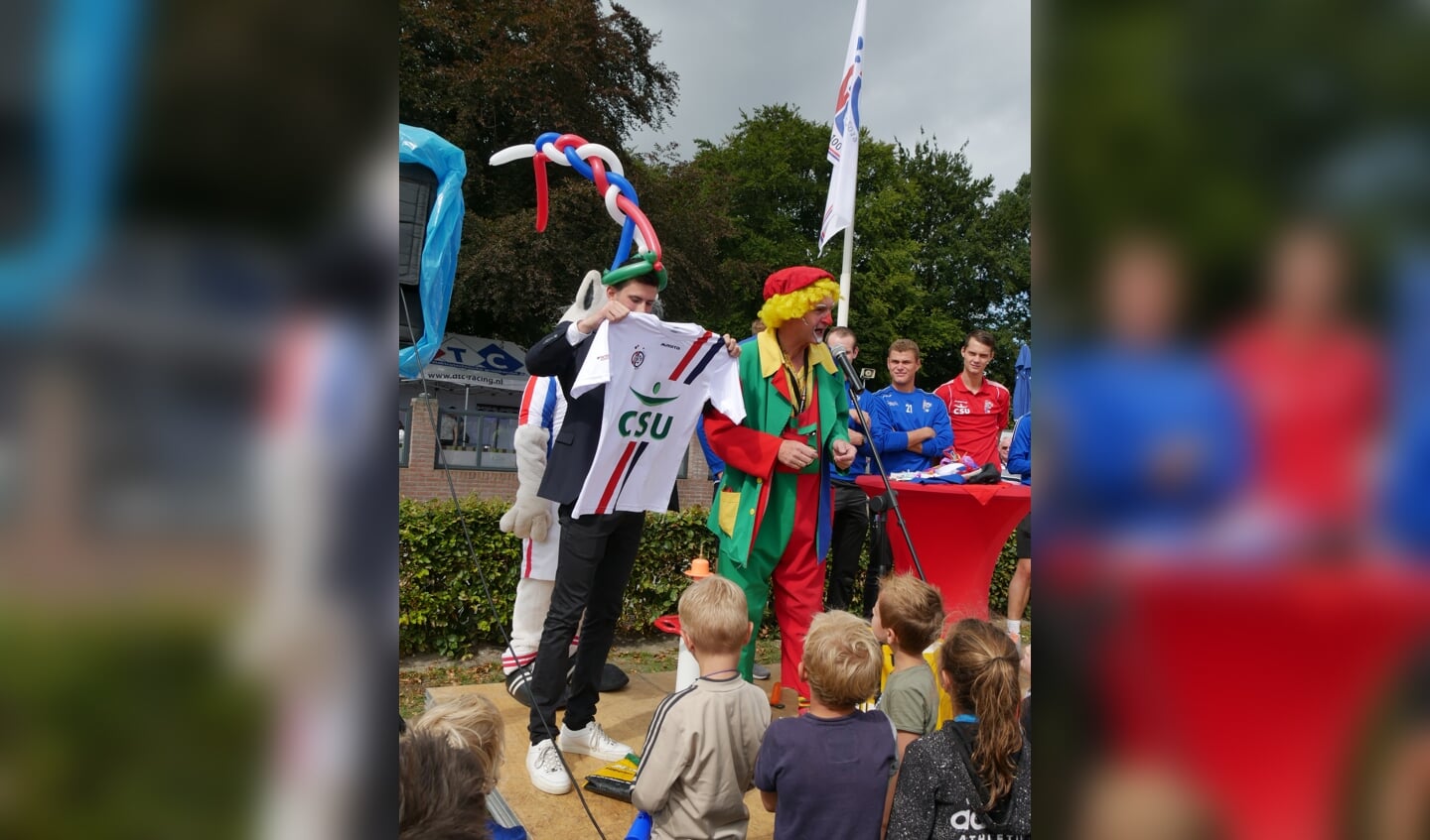 Huldiging van het jubileumshirt door de aanvoerder van het 1e elftal Roald van Hout.