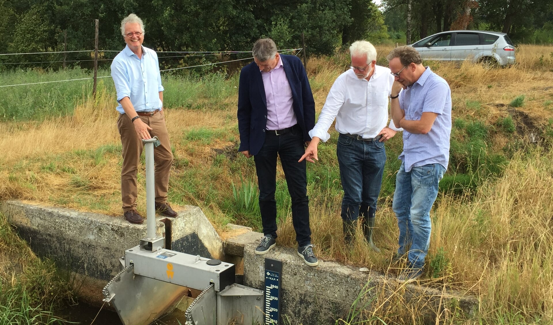 Bestuurders van waterschappen en provincie gingen het veld in om de effecten van de droogte-maatregelen te bekijken. Van links naar rechts: watergraaf Peter Glas (De Dommel), Ernest de Groot (Aa en Maas), Peter Ketelaars (Aa en Maas) en milieu-gedeputeerde Johan van den Hout.