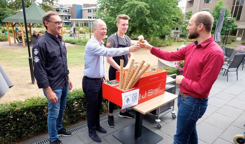Vlnr: Ron Holland (IJscafé Holland), Geert van der Loo, (van der Loo Makelaardij), Marijn Ligthart (IJscafé Holland) en Jasper Starink (Projectmedewerker Horeca & Facilitair locatiegroep Uden)