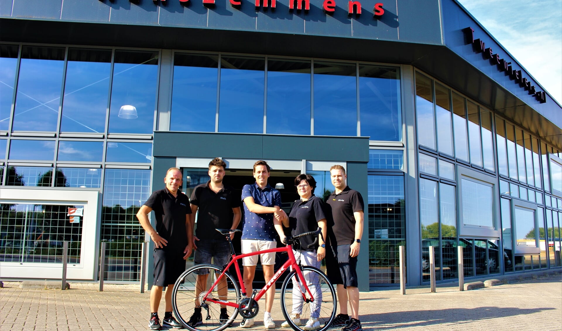 Ingo (midden) neemt de fiets in ontvangst uit handen van het team van Hans Lemmens Tweewielers.(foto en tekst: Aileen van Tilburg)