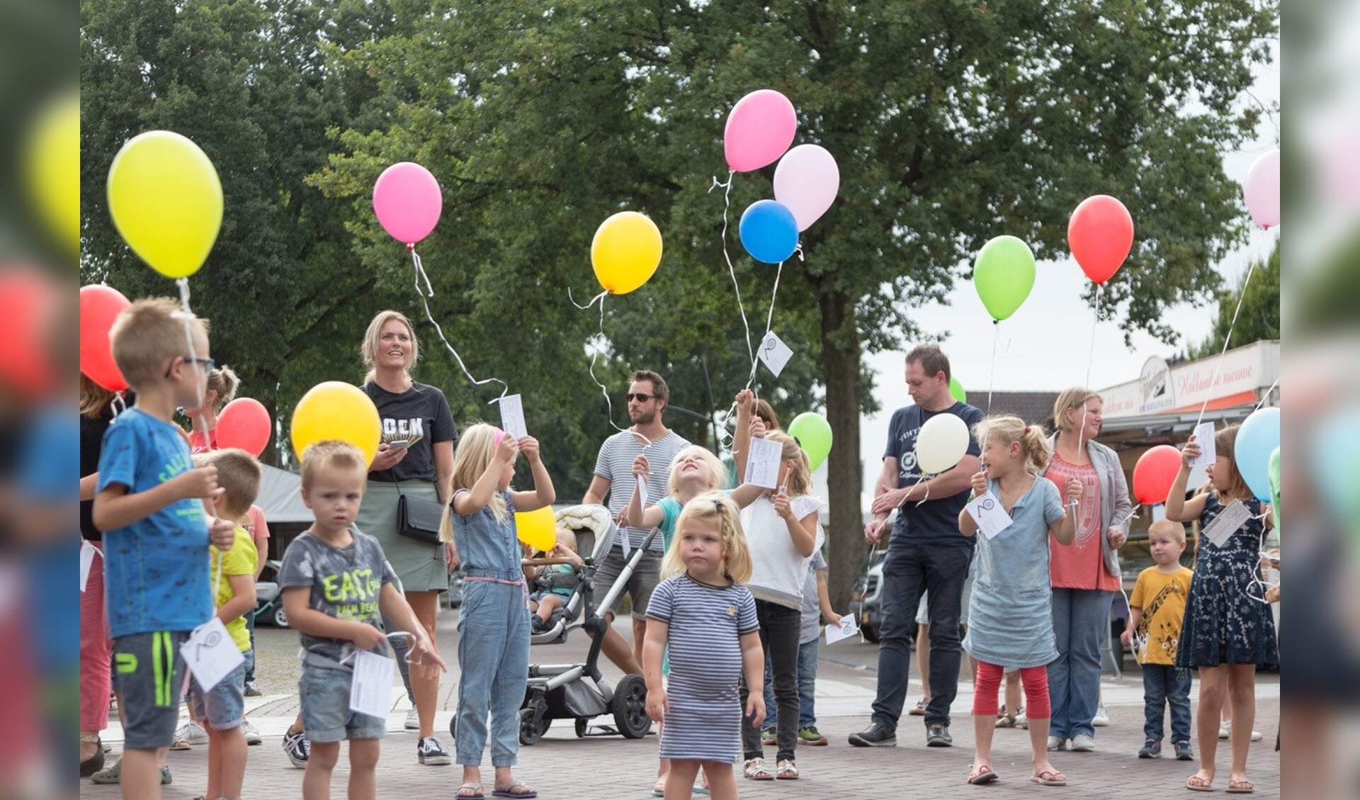 De ballonnenwedstrijd op de Overloonse kermis. (foto: Albert Hendriks)