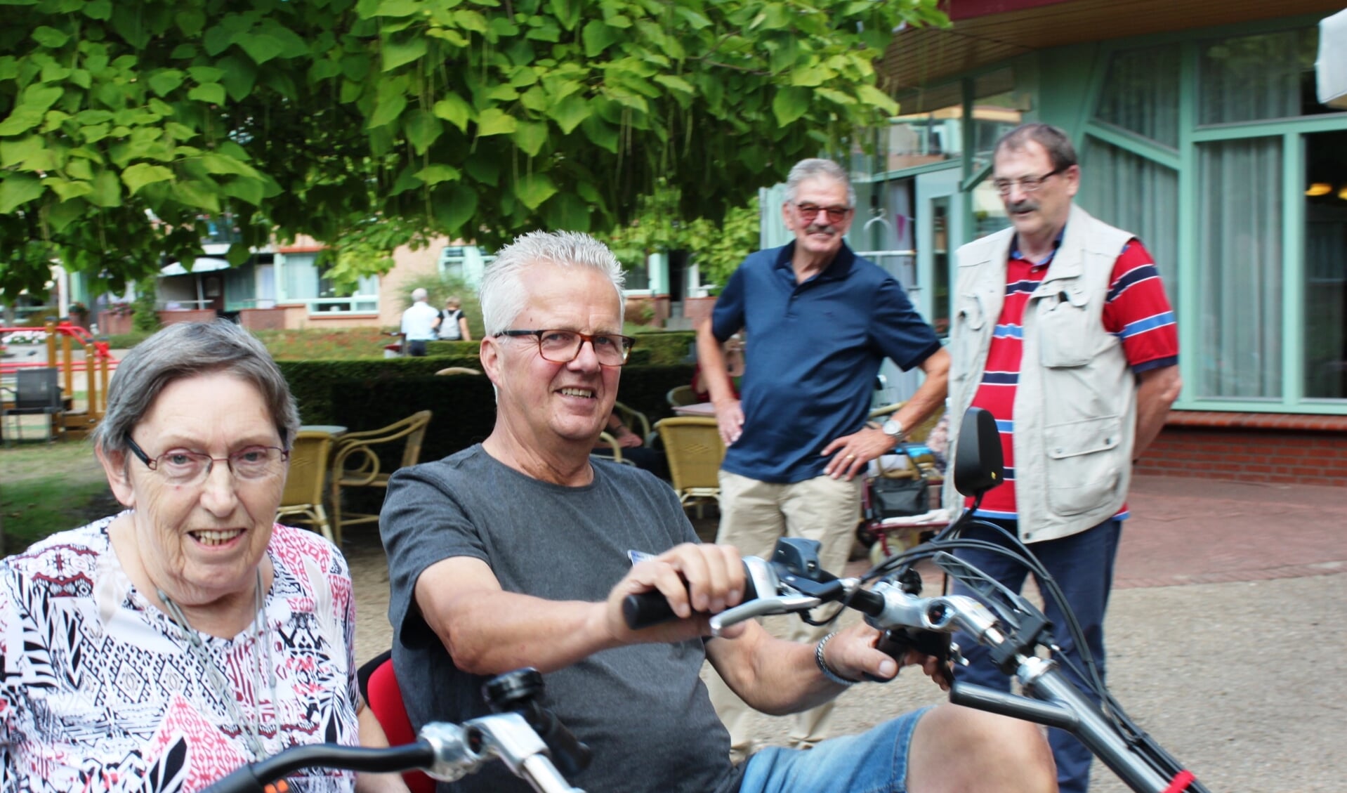 Wim Wijnhofen en Frits Muller van Huurdersraad Destion kijken tevreden naar hoe de fiets met plezier in gebruik is genomen.