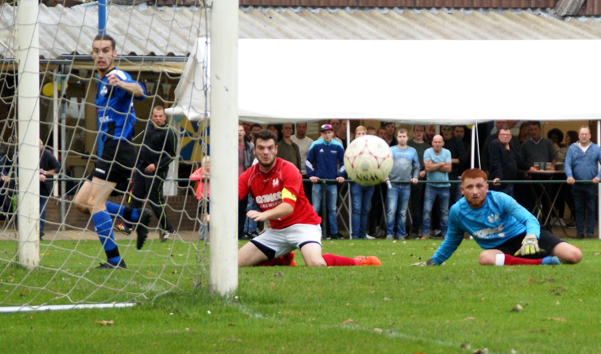 DWSH'18 won na een heus spektakelstuk haar eerste officiële thuiswedstrijd ooit met 4-3 van SVS. (foto's: Jeff Meijs/Voetbak-shoot.nl)