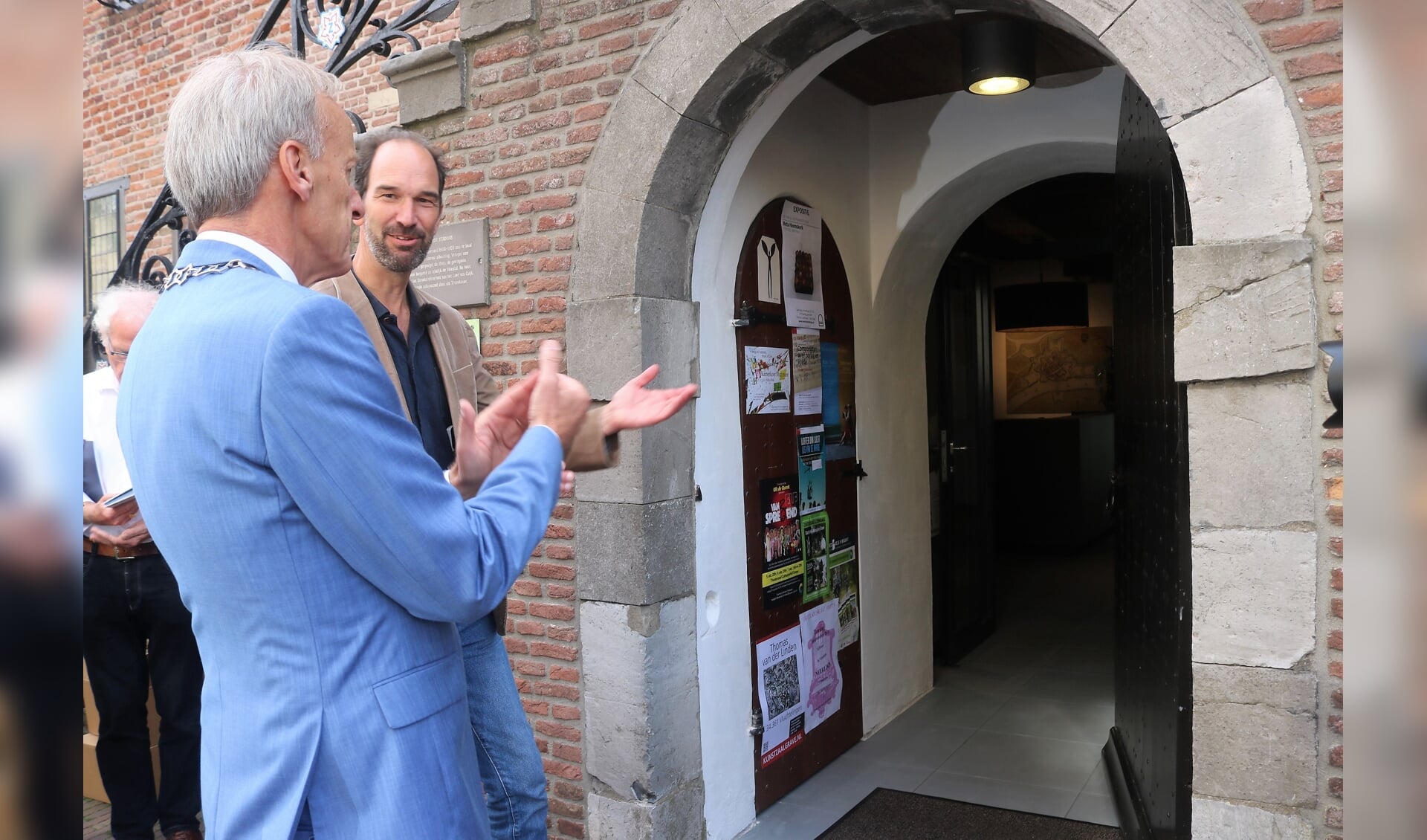 Gedeputeerde Henri Swinkels opende samen met Burgemeester Lex Roolvink het bezoekerscentrum Zuiderwaterlinie in de Tourist Information op de markt.