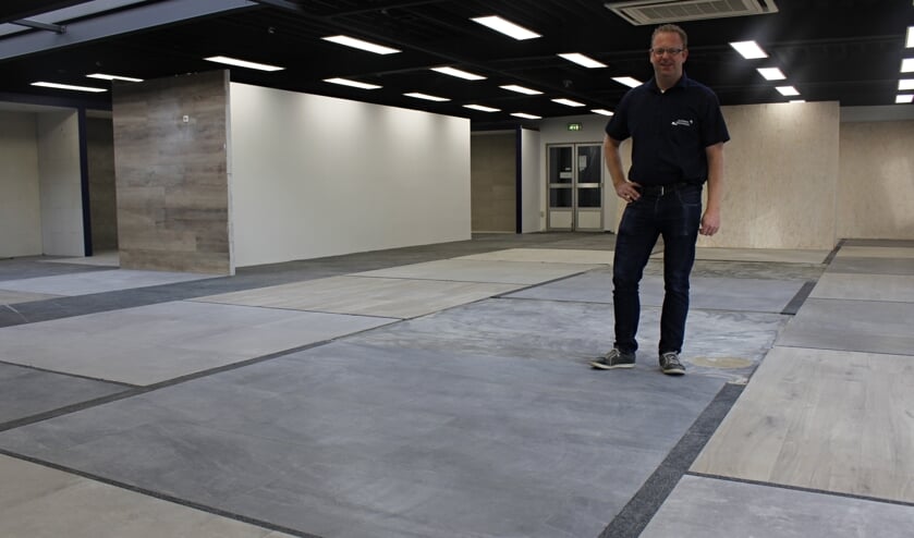 Twan de Koning in de nieuwe showroom van De Koning Tegelhandel.
