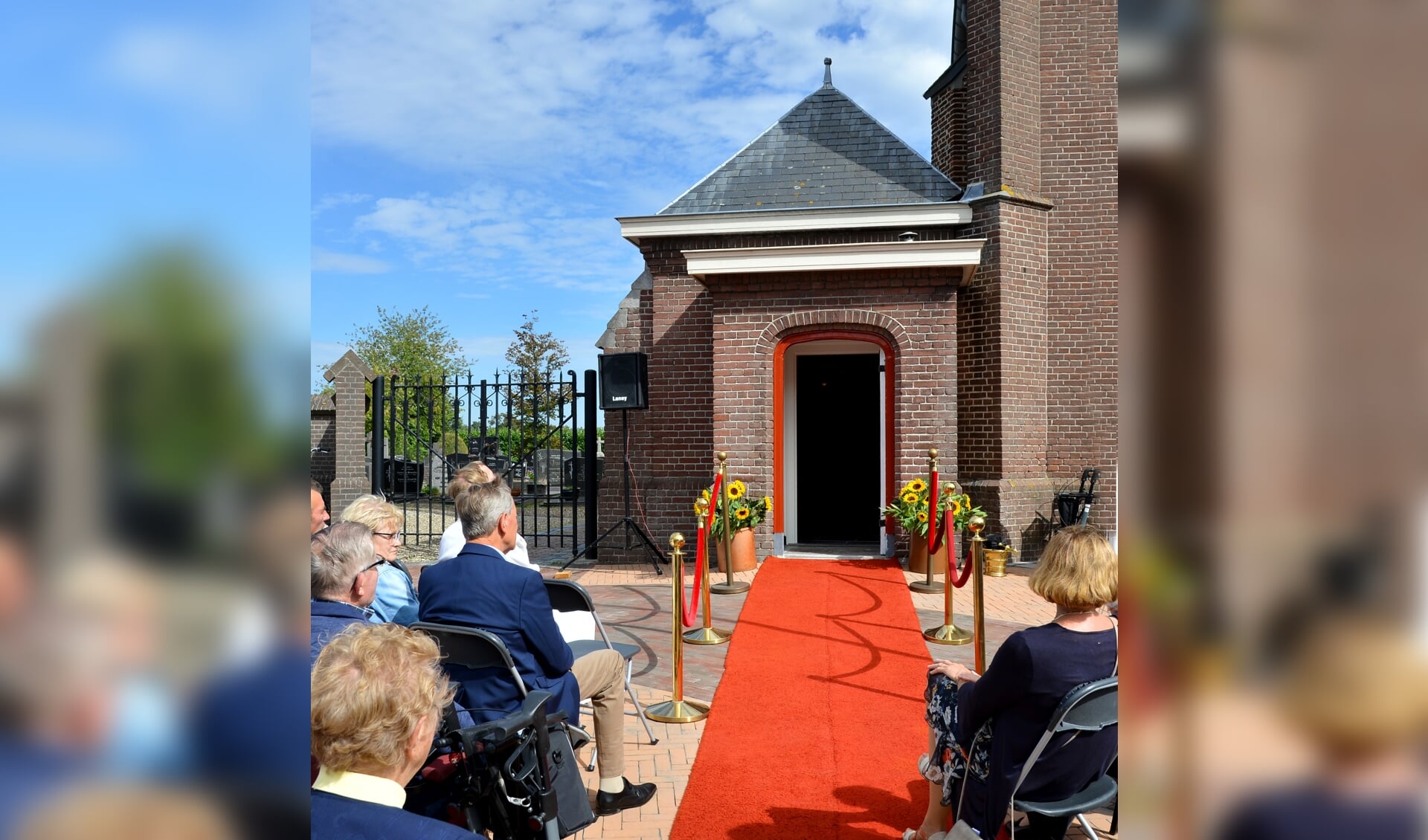 De Catharinakapel in Ledeacker is geopend. 