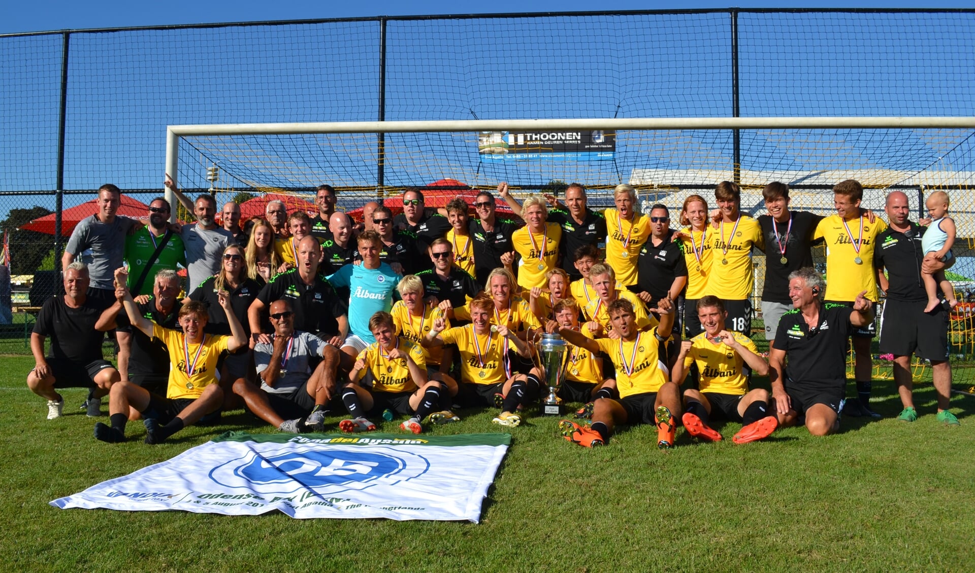 De organisatie van de Copa del Agatha met toernooiwinnaar Odense O.19 bij de laatste editie afgelopen augustus. (foto: Gerno de Haas)