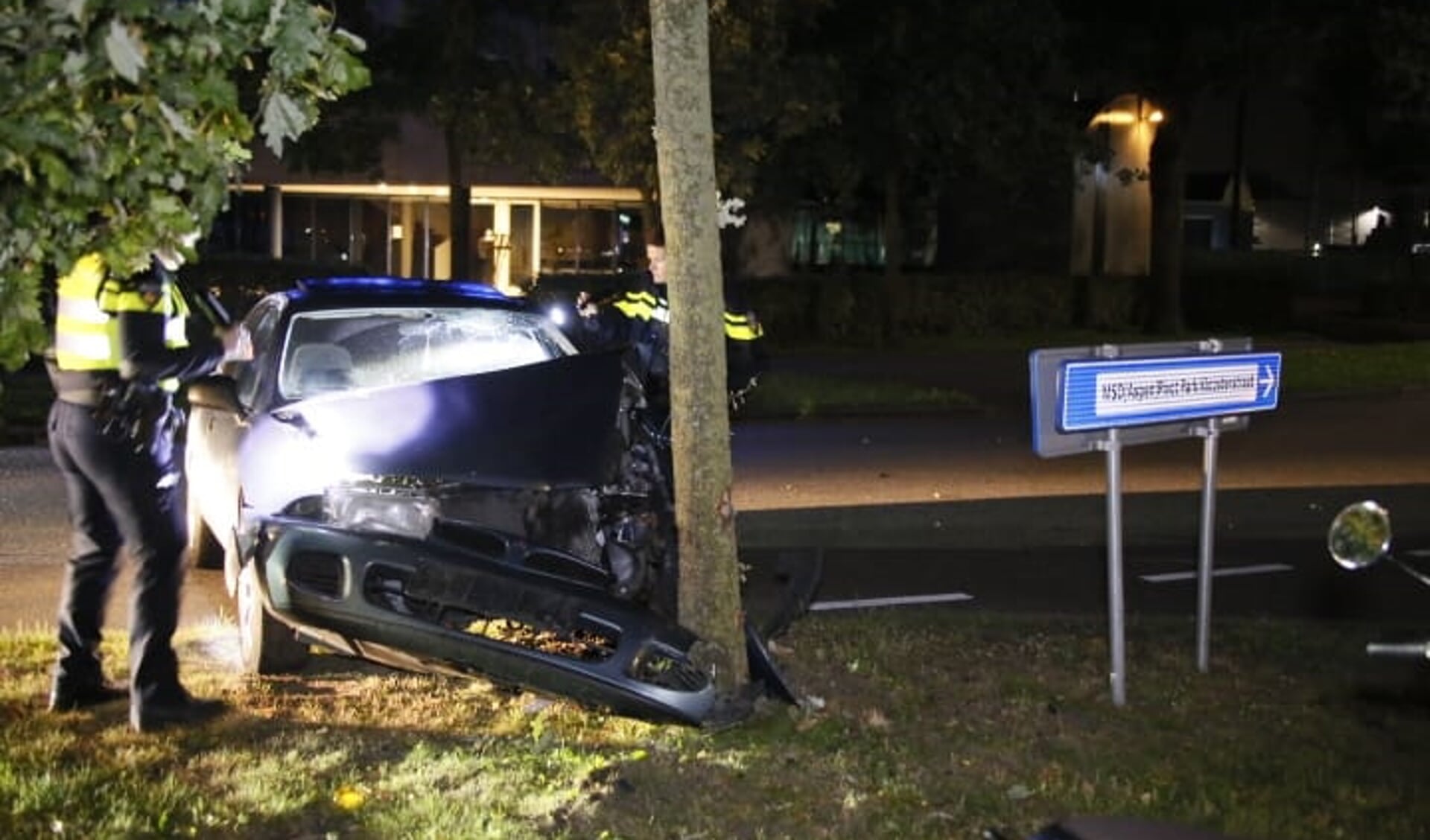 Automobilist vlucht na ongeval op Gasstraat-Oost. (Foto: Maickel Keijzers / Hendriks Multimedia)