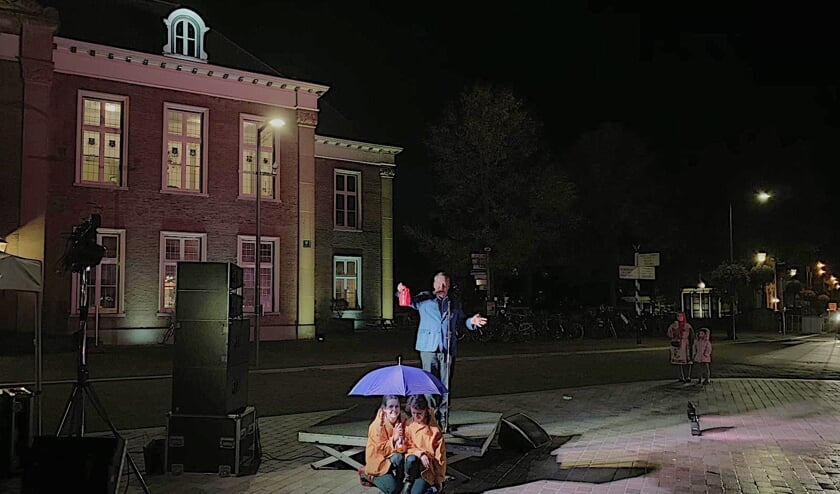 Wethouder Harry van Rooijen opent de Markt met een gieter.