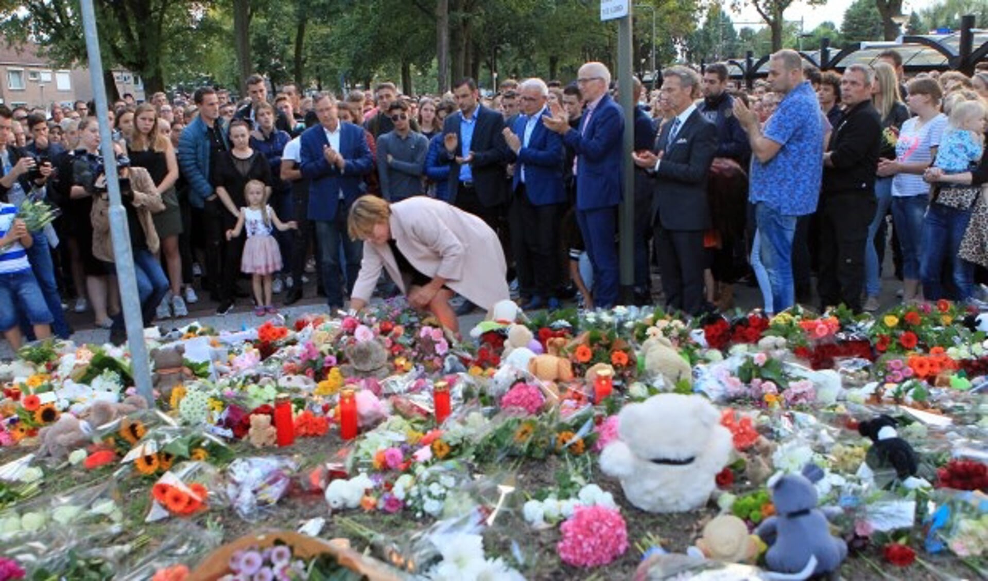 Burgemeester Wobine Buijs-Glaudemans legt bloemen neer op het gedenkveld. 