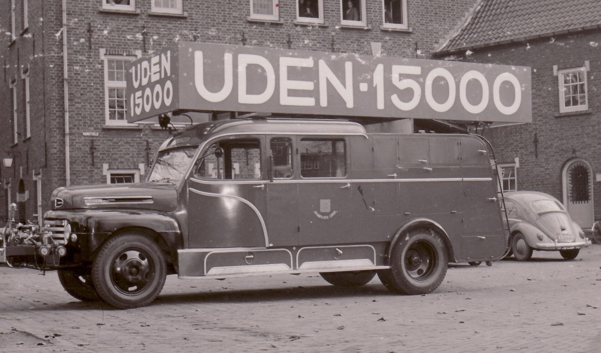 Een foto uit 1958: Bevolkingsgroei, de 15.000ste inwoner van Uden